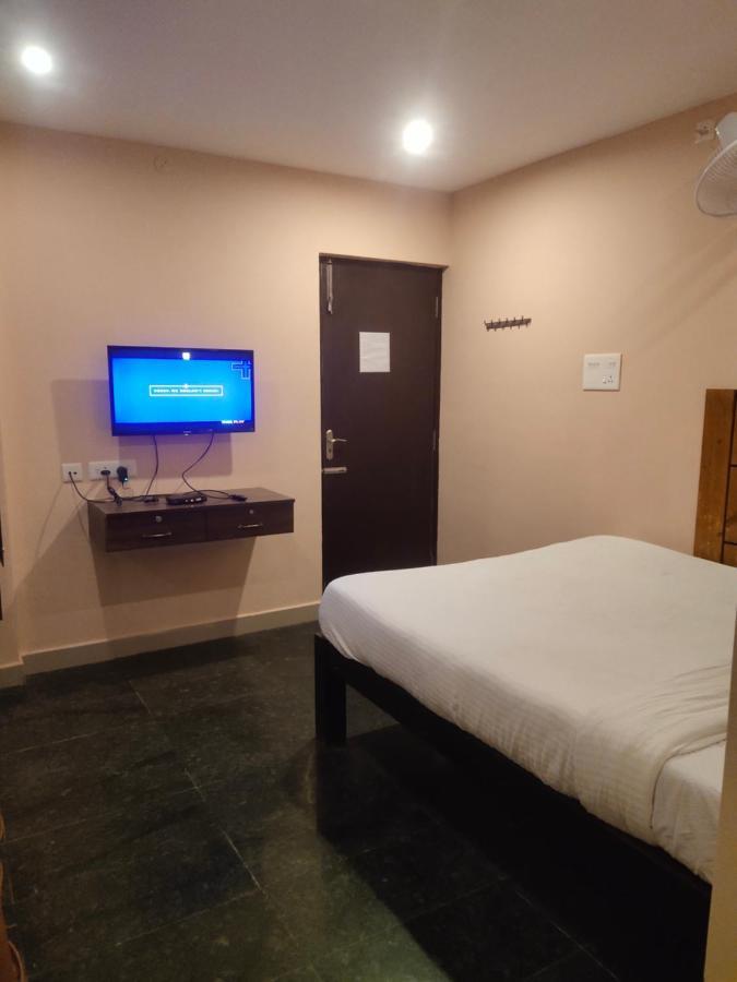 J J Residency Hotel ปอนดิเชอรี ภายนอก รูปภาพ